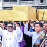 Gibran Pikul Salib di Kupang, Warganet: “Potret Terbaik Tahun Ini”
