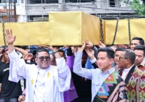 Gibran Pikul Salib di Kupang, Warganet: “Potret Terbaik Tahun Ini”