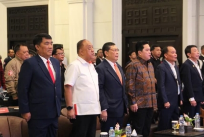 Sejumlah pejabat pusat dan daerah berdiri bersama saat pembukaan Munas Percasi 2026 di Jakarta, Sabtu (11/4/2026). Tampak Gubernur Sulawesi Utara, Yulius Selvanus dan Menteri Pemuda dan Olahraga RI, Erick Thohir. (Foto: Dok.)