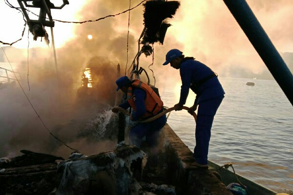Aksi Heroik Ditpolairud Polda Sulut Padamkan Kebakaran Kapal di Selat Lembeh