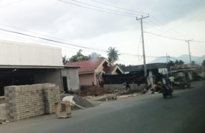 Material Proyek Alfa Midi di Kopandakan Satu Serobot Badan Jalan, Warga: Nyawa Pengendara Dipertaruhkan