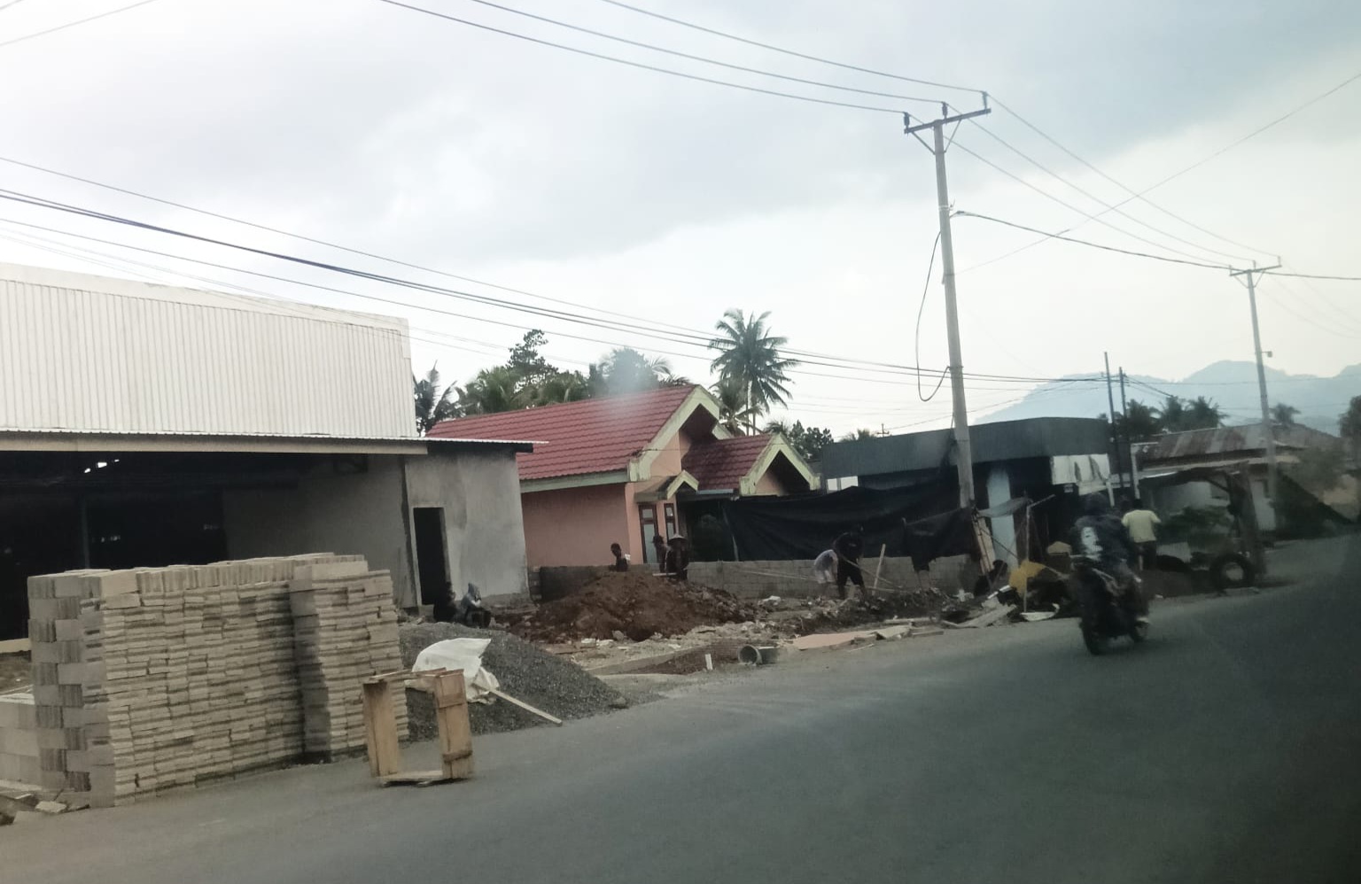 Material Proyek Alfa Midi di Kopandakan Satu Serobot Badan Jalan, Warga: Nyawa Pengendara Dipertaruhkan