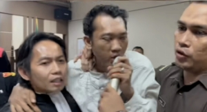 Teriak Tak Bersalah, Terdakwa Pembunuhan Sekeluarga di Indramayu Mengamuk di Ruang Sidang