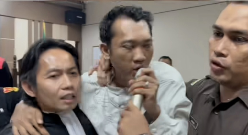 Teriak Tak Bersalah, Terdakwa Pembunuhan Sekeluarga di Indramayu Mengamuk di Ruang Sidang
