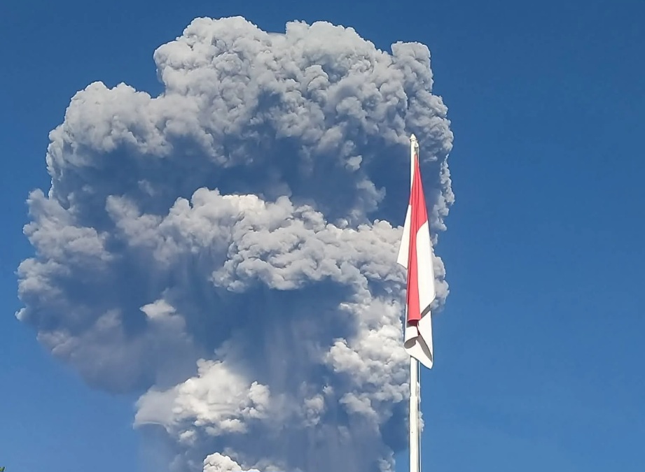 Tiga Pendaki Tewas dalam Erupsi Dahsyat Gunung Dukono, Dua WNA Singapura Jadi Korban