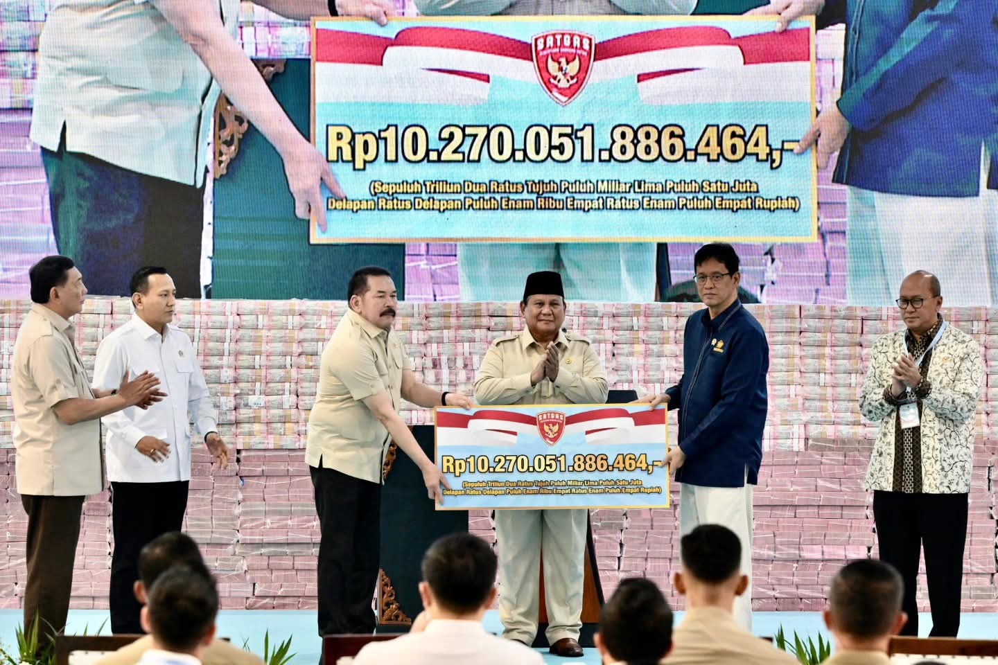 Presiden Prabowo Saksikan Tumpukan Uang Triliunan Hasil Penertiban Kawasan Hutan