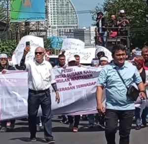 Wartawan Demo di Polda Sulut, Desak Polisi Proses Recky Montong
