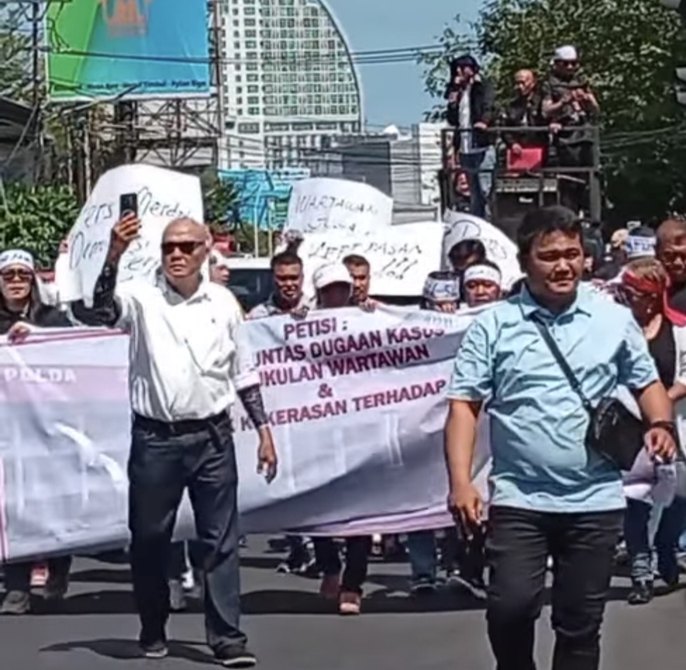 Wartawan Demo di Polda Sulut, Desak Polisi Proses Recky Montong