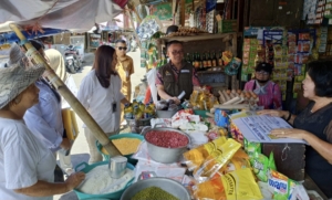 Senator Stefa Turun ke Pasar Tondano, Awasi Bantuan Pangan dan Harga Sembako