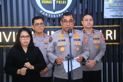 Kadiv Humas Polri Irjen Pol Jhonny Eddizon Isir, memberikan keterangan pers di Mabes Polri pada Senin (4/5/2026) terkait larangan anggota Polri melakukan live streaming saat bertugas. (Foto: Dok)