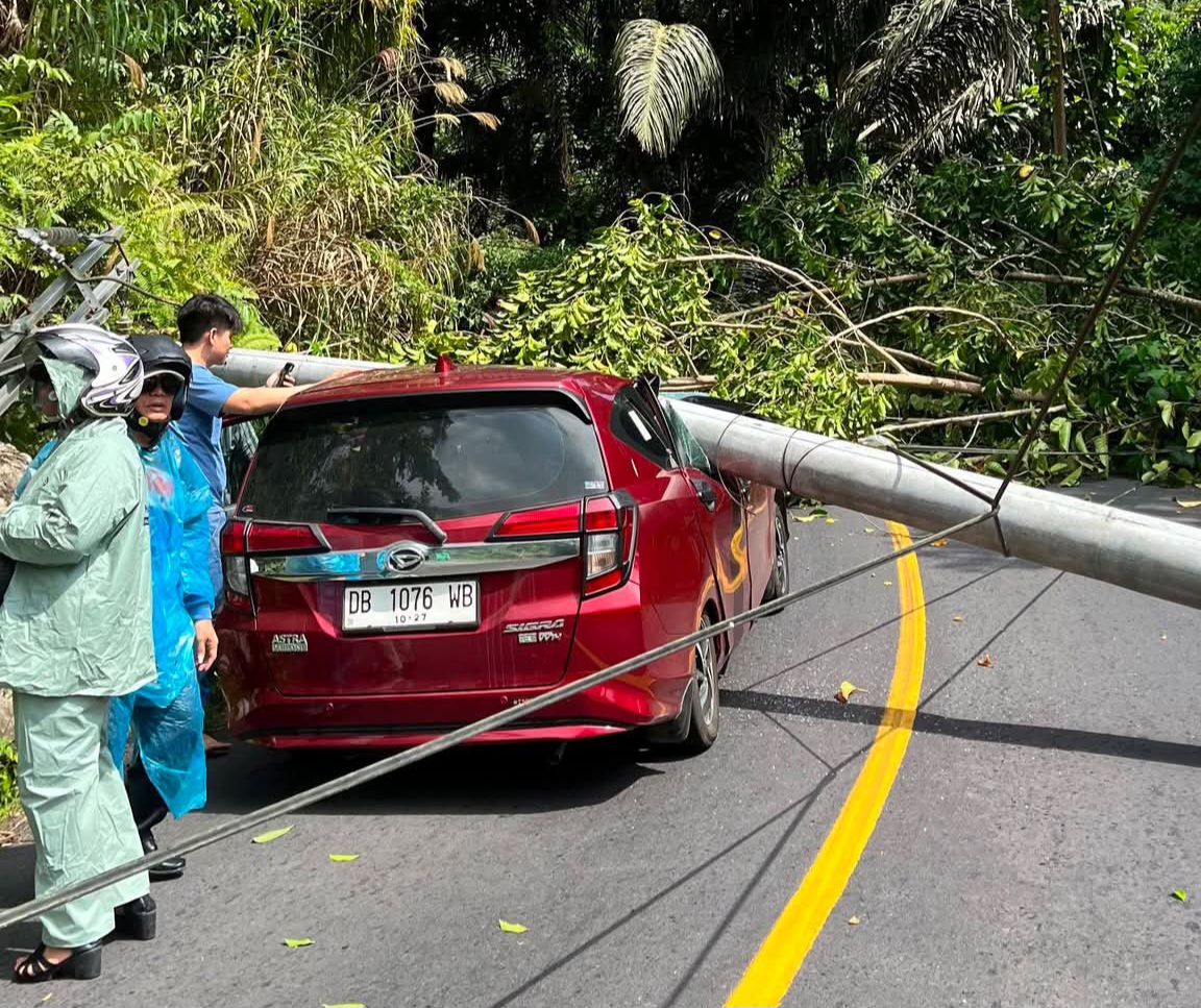 Kendaraan Tertimpa Tiang Listrik di Jalan Tanggari, Siapa Bertanggung Jawab?