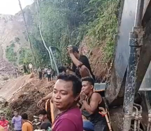 Situasi Memanas! Warga Tahan Excavator, Tolak Penertiban Tambang Tradisional di Bakan