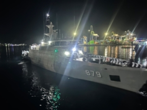 TNI AL Kerahkan KRI Selar-879 Distribusikan Logistik Korban Gempa Sangihe-Talaud