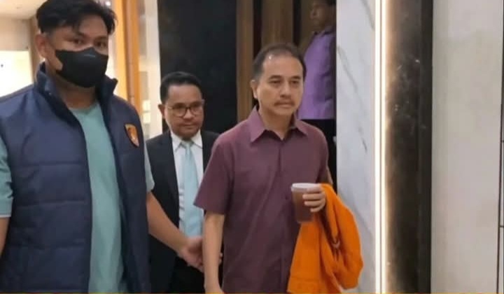 Biasanya Vokal, Roy Suryo Kini Lebih Banyak Diam Saat Digiring Sambil Menenteng Rompi Tahanan
