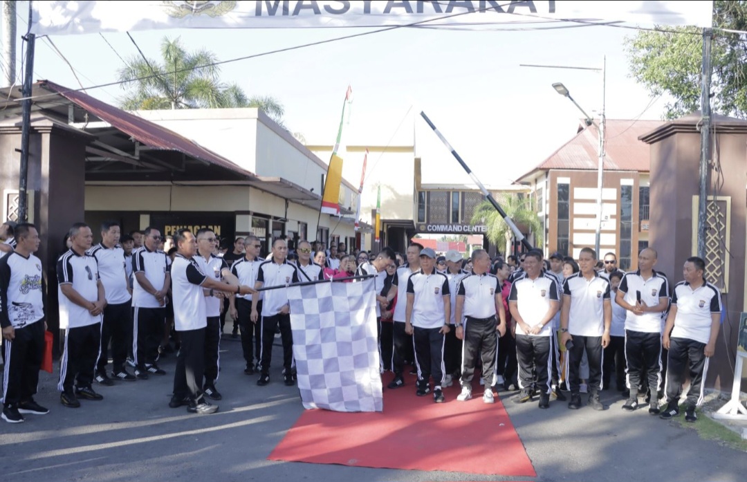 Sambut HUT Bhayangkara ke-80, Kapolres Kotamobagu Pimpin Jalan Sehat Bersama Personel dan Wartawan