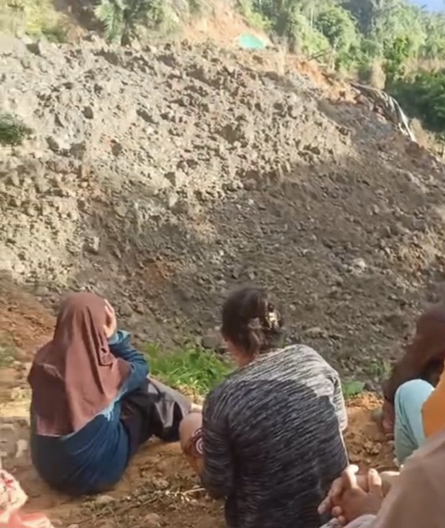 Diduga Tertimbun Longsor, Dua Penambang Ilegal di PETI Patung Belum Ditemukan