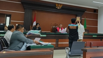 Majelis hakim memimpin sidang praperadilan terkait penetapan tersangka GM IT Center Manado, VL alias Lasut, di PN Manado. Dalam persidangan, ahli hukum pidana mengingatkan bahwa setiap alat bukti harus diperoleh secara sah dan dapat dibuktikan autentikasinya sesuai ketentuan KUHAP yang berlaku. (Foto: Istimewa)