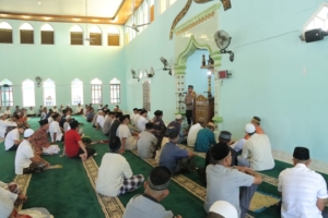 Jumat Keliling, Kapolres Kotamobagu AKBP Abdul Kholik Salat Jumat di Masjid Darussalam Motoboi Kecil