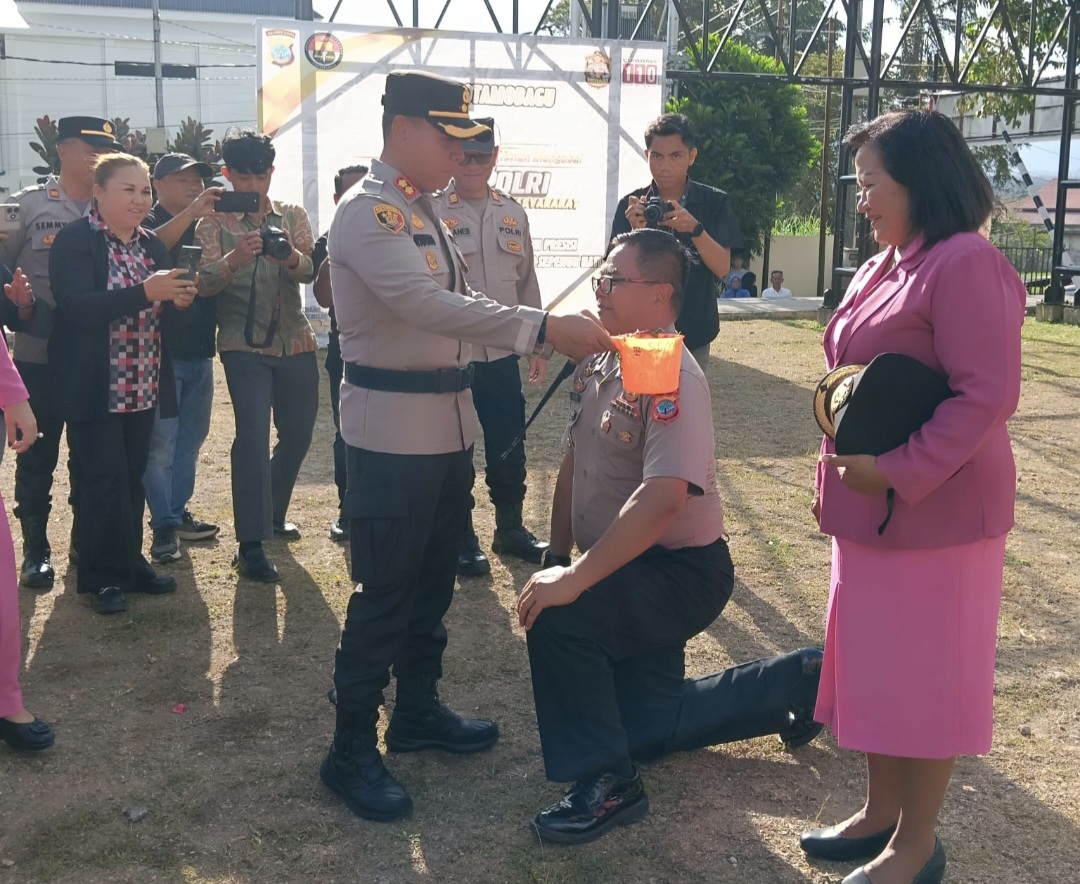 59 Personel Polres Kotamobagu dan Brimob Batalyon B Naik Pangkat, Kapolres Siram Air Kembang sebagai Simbol Pengabdian Baru