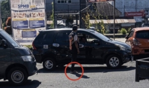 Kadis Selalu Tampil Rapi, Oknum Petugas Parkir Dishub Minahasa Bertugas Pakai Sandal