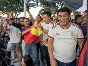 Sorak Sorai Kemenangan Spanyol Menggema di Megamas, Gubernur Yulius Selvanus Nobar Bersama Ribuan Warga