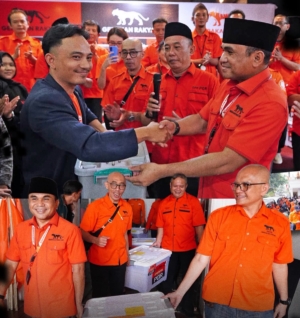 Partai Gerakan Rakyat Serahkan 46 Boks Dokumen ke Kemenkum RI