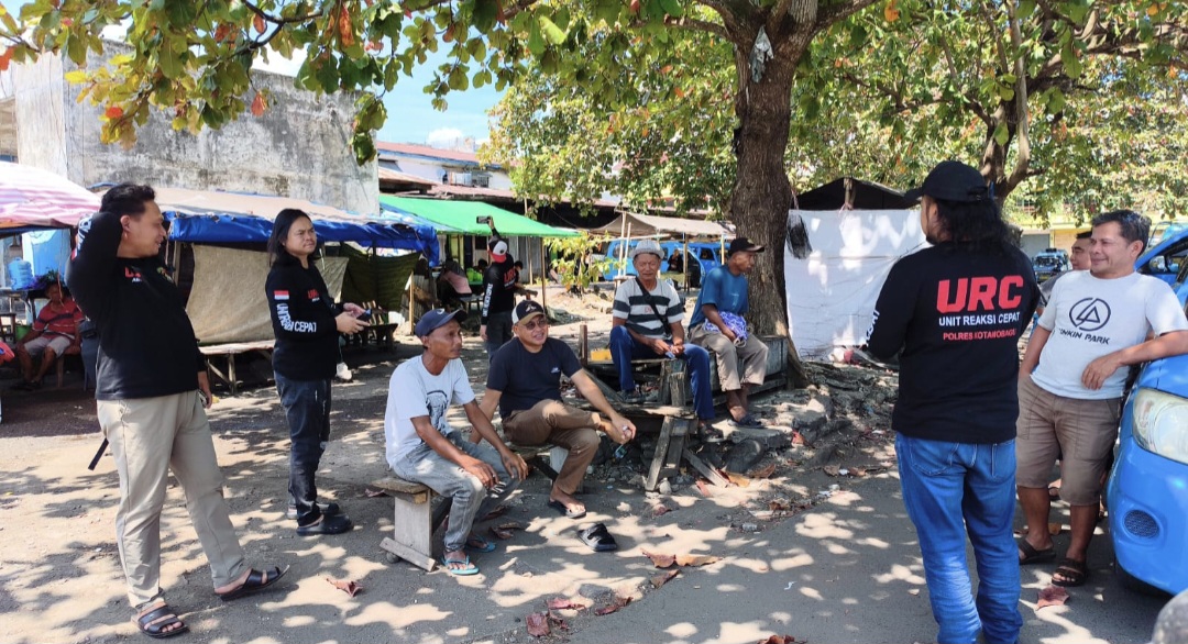 Polres Kotamobagu melalui Tim URC Sat Reskrim menggelar patroli mobile untuk mencegah kriminalitas dan menjaga Kamtibmas tetap aman dan kondusif.