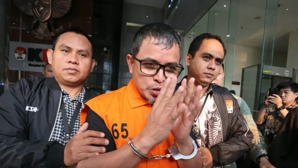 Usai Diperiksa KPK Bupati Bolmut Sirajudin Keluar Pakai Rompi Tahanan