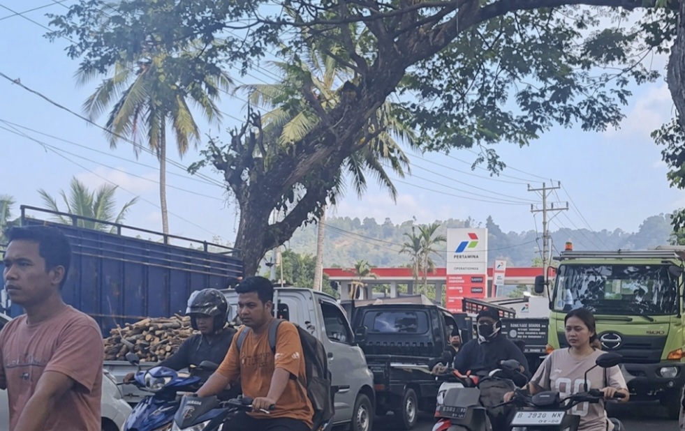 SPBU 74.957.25 Mongkonai Kembali Bikin Jalan Trans Sulawesi Macet