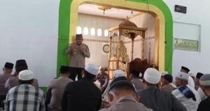 Kapolres Abdul Kholik Sholat Jumat di Moyag Akrab dengan Warga hingga Salurkan Bantuan Sembako