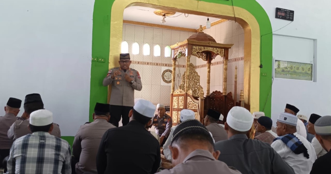 Kapolres Abdul Kholik Sholat Jumat di Moyag Akrab dengan Warga hingga Salurkan Bantuan Sembako