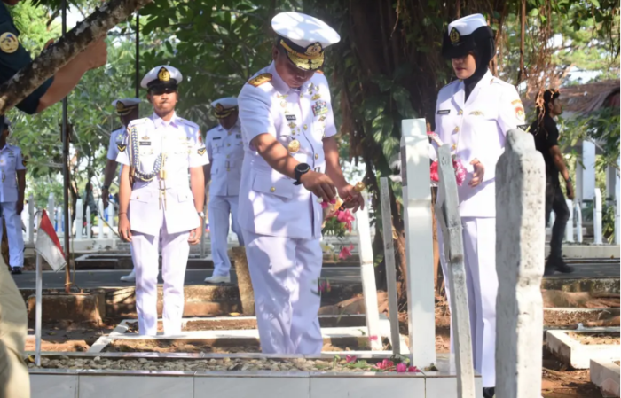 Hormati Para Pahlawan, Laksda TNI Andi Abdul Aziz Pimpin Ziarah Hari Jadi ke-81 TNI AL di TMP Panaikang