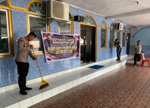 Sambut HUT ke-24 Propam Polri Polda Sulut Bersihkan Lima Rumah Ibadah dan Salurkan Bansos