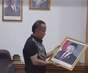 Kader PDIP Turunkan Foto Gibran Aksi Wakil Ketua DPRD Bikin Geger