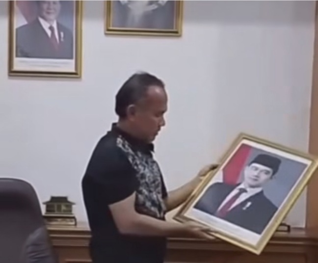 Kader PDIP Turunkan Foto Gibran Aksi Wakil Ketua DPRD Bikin Geger