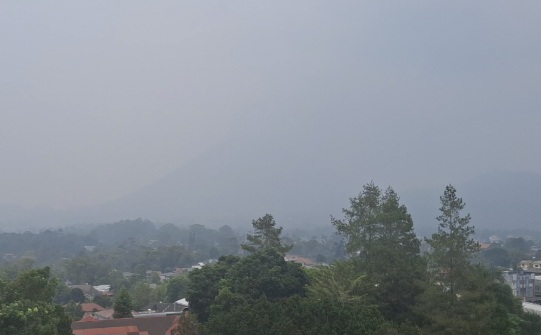 Gunung Lokon Terbakar! Asap Putih Selimuti Kota Tomohon