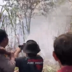 Gunung Lokon Terbakar! Kapolres Tomohon Turun Langsung Padamkan Api
