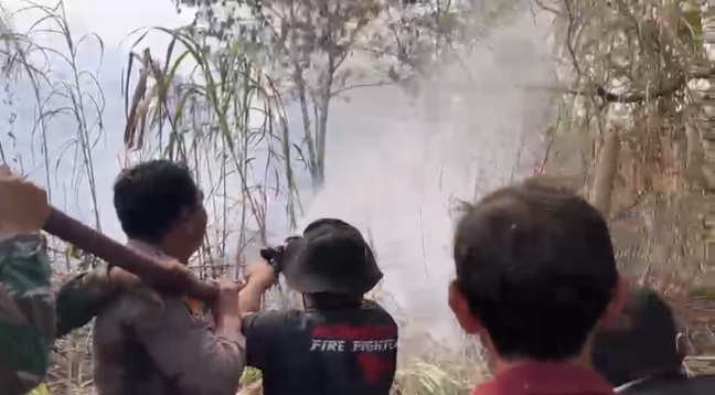 Gunung Lokon Terbakar! Kapolres Tomohon Turun Langsung Padamkan Api