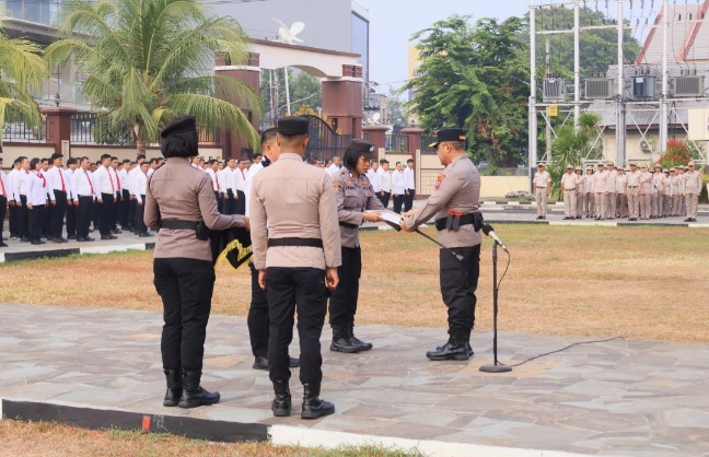 Kapolda Sulut Ganjar Penghargaan kepada 24 Penyidik Pengungkap Penyelundupan Emas