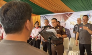 Kajati Sulut Lantik Ketua ABPEDNAS Srikandi Jaga Desa dan ASLINMAS Manado