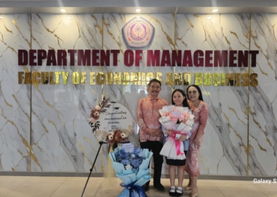 Giva Gerungan bersama kedua orang tuanya, Hangky Arther Gerungan dan Diaken Meita Wala, usai menuntaskan perjalanan akademiknya di Universitas Sam Ratulangi (Unsrat) Manado. (Foto: dok)