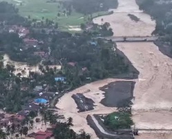 Banjir Bandang Terjang Padang 672 Warga Mengungsi