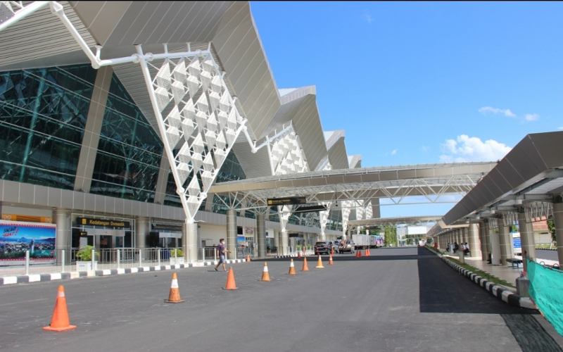 Kepulan Asap Mencekam di Runway 18 Paksa Bandara Sam Ratulangi Lumpuh Total